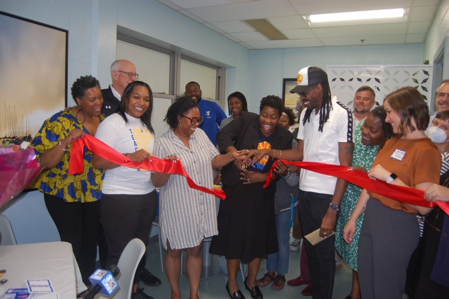 Mervo-Ribbon-Cutting